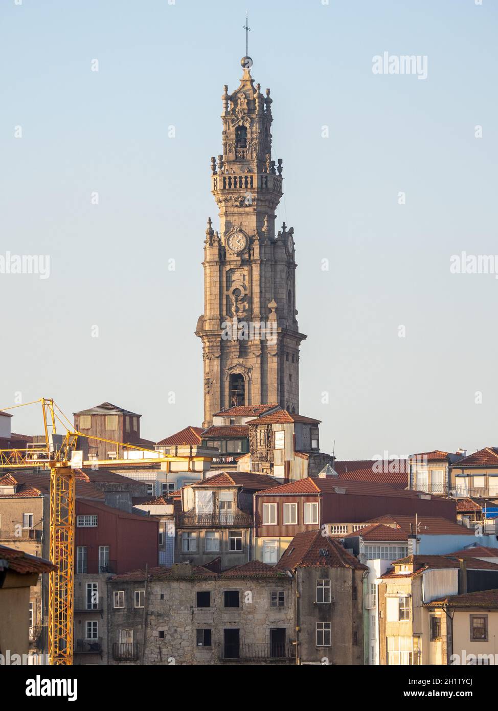 Vue panoramique sur Porto avec la Torre d'Igreja dos Clérigos en arrière-plan - Porto Banque D'Images