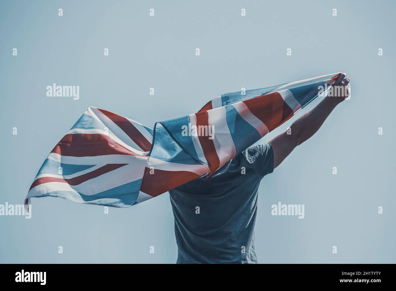 Homme détenant le drapeau du Royaume-Uni. Patriot et partisan de la Grande-Bretagne. Banque D'Images