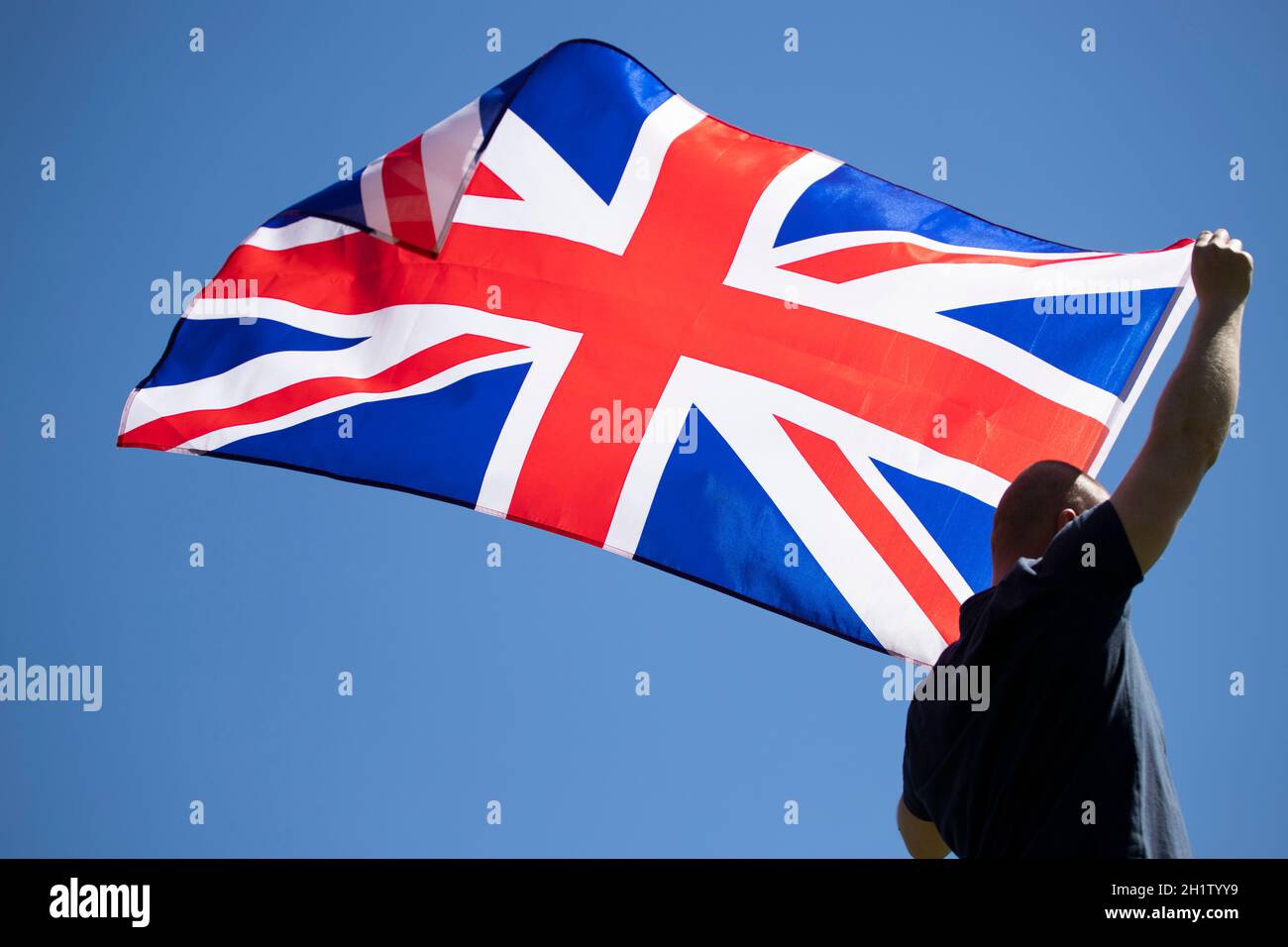Homme détenant le drapeau du Royaume-Uni. Patriot et partisan de la Grande-Bretagne. Banque D'Images