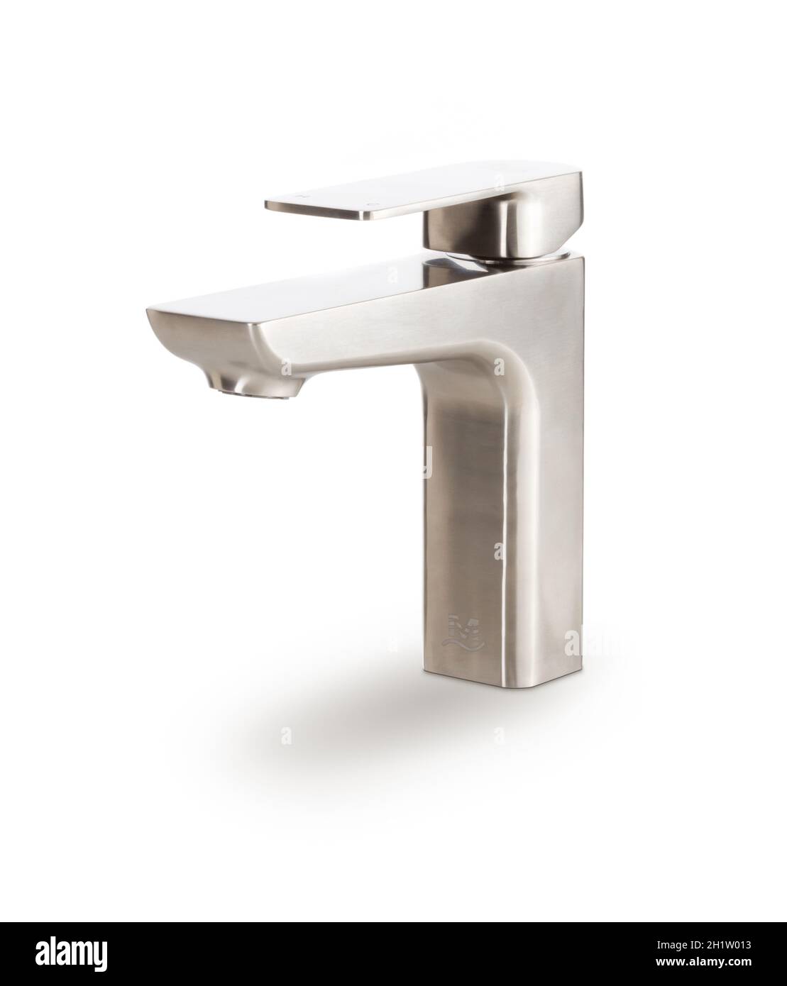 Robinet en acier inoxydable sur mesure isolé sur un fond blanc. Banque D'Images