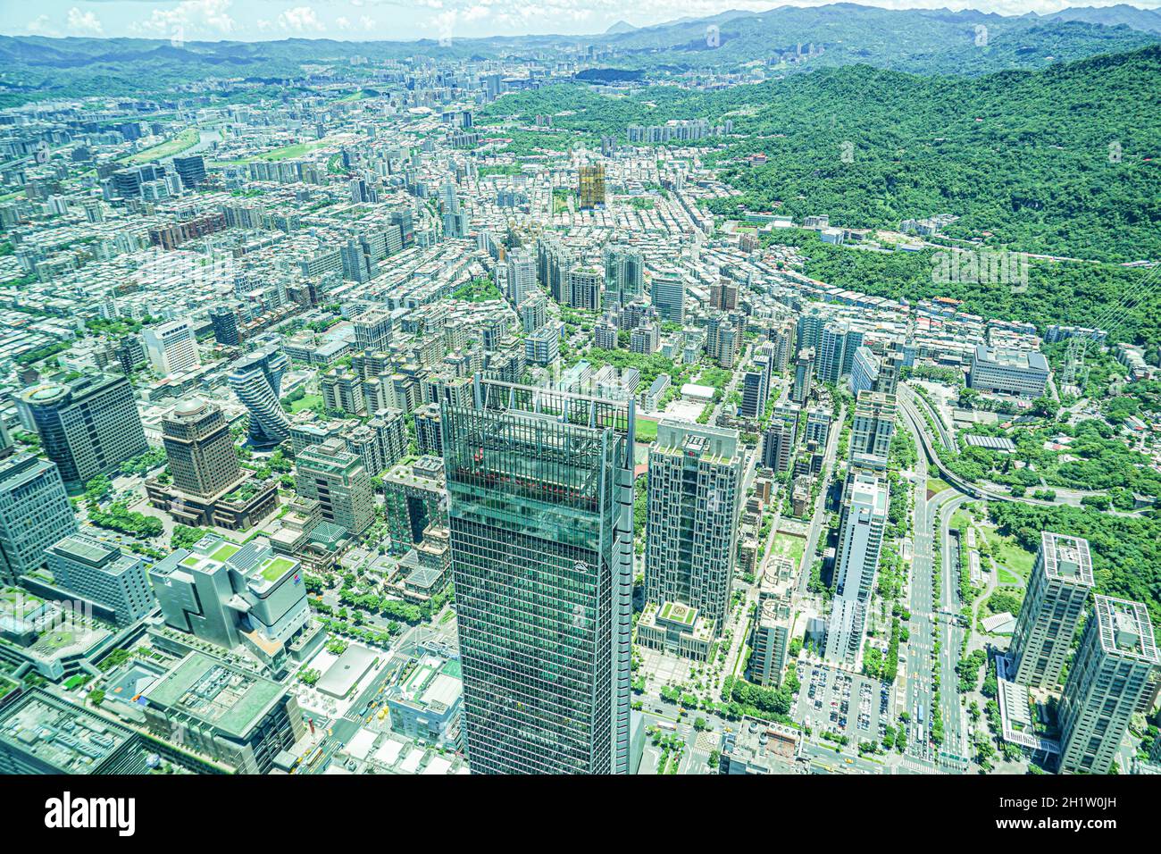 Paysage urbain de Taipei et ciel bleu visible de Taipei 101. Lieu de tournage : Taïwan, Taipei Banque D'Images