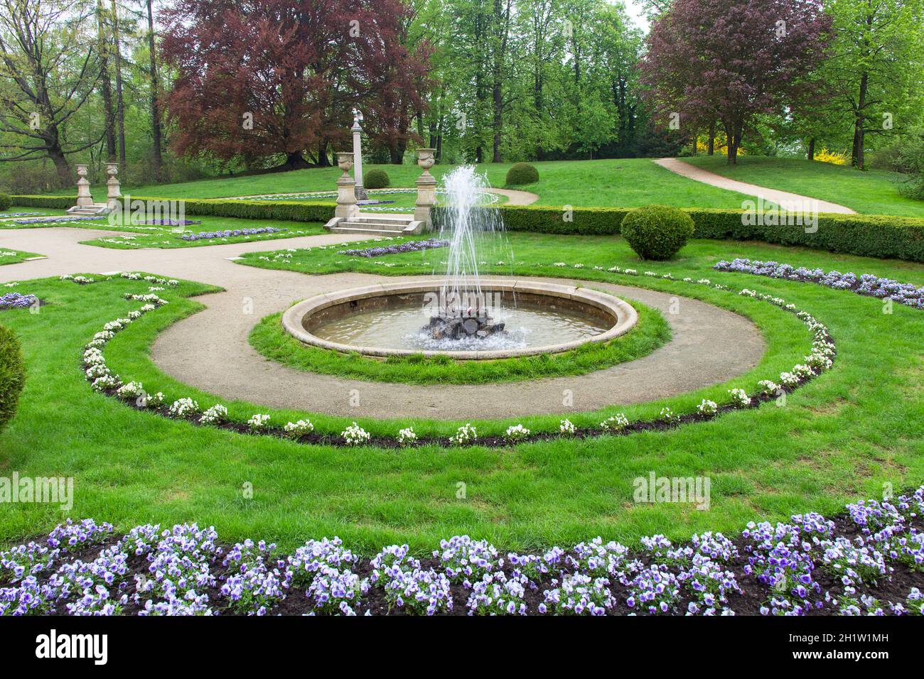 Lancut, Pologne -5 mai 2013: Jardin italien devant le château baroque de Lancut du XVIe siècle, ancienne résidence de magnat polonais. Banque D'Images