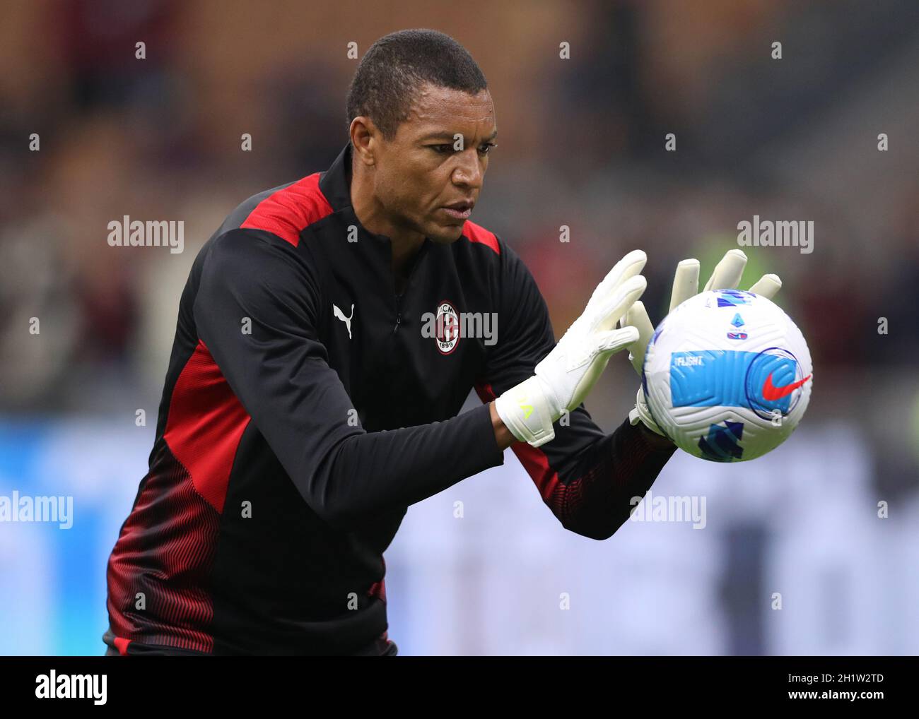 Milan, Italie, 16 octobre 2021.Nelson Dida Goalegaring entraîneur de l'AC Milan pendant l'échauffement avant la série Un match à Giuseppe Meazza, Milan.Le crédit photo devrait se lire: Jonathan Moscrop / Sportimage Banque D'Images