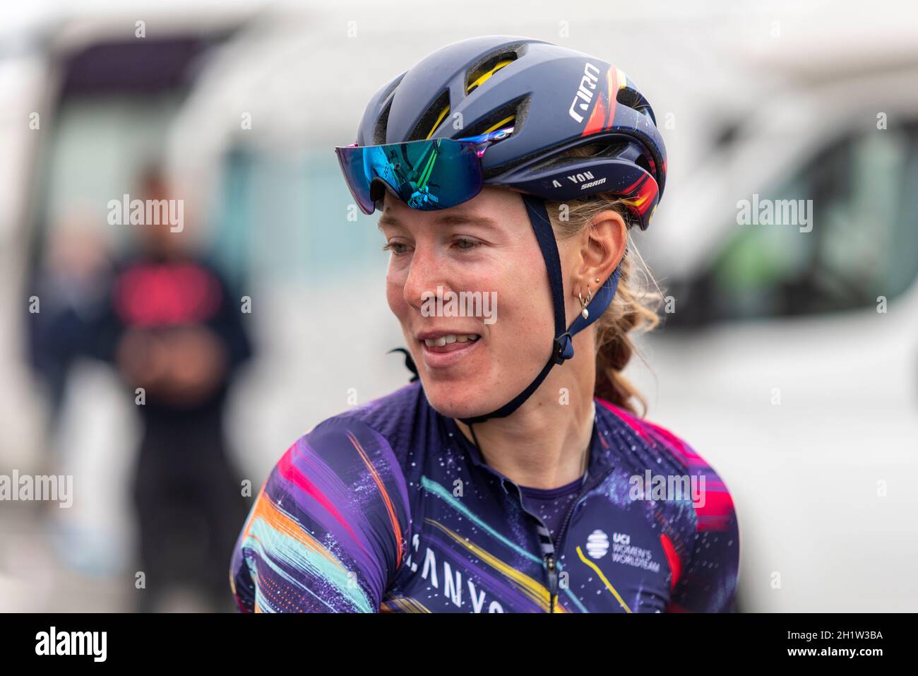 Hannah Barnes de l'équipe Canyon SRAM à la fin de la course cycliste AJ Bell pour femmes, phase 4, Southend on Sea, Essex, Royaume-Uni Banque D'Images