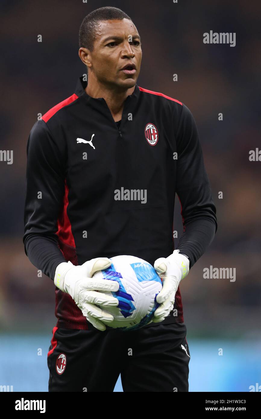 Milan, Italie, 16 octobre 2021.Nelson Dida entraîneur de gardien de but de l'AC Milan pendant l'échauffement avant la série Un match à Giuseppe Meazza, Milan.Le crédit photo devrait se lire: Jonathan Moscrop / Sportimage Banque D'Images