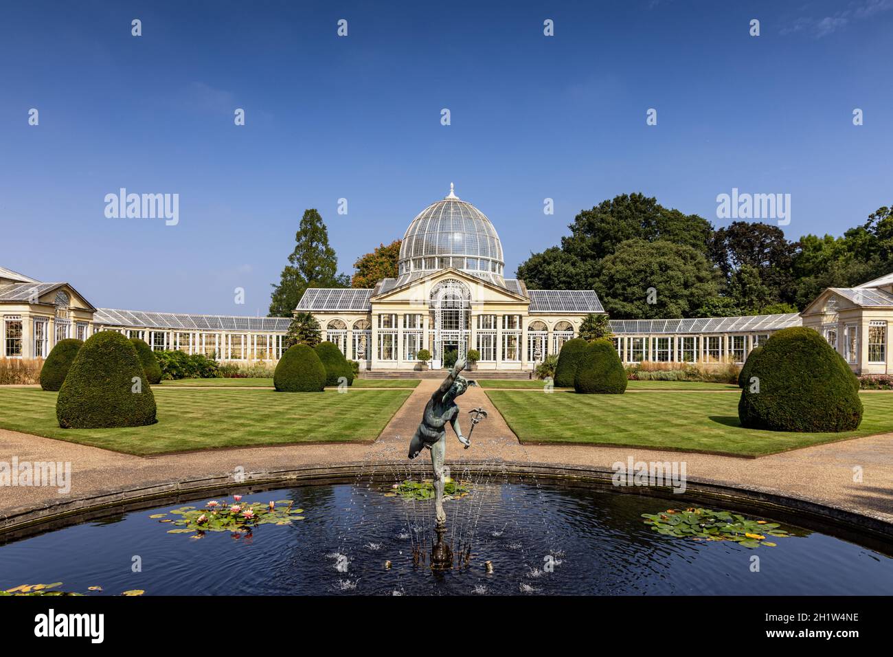 Statue de Mercure ailé et le Grand Conservatoire dans les jardins de Syon House, construit par Charles Fowler en 1826, Syon Park, West London, Angleterre, Royaume-Uni Banque D'Images