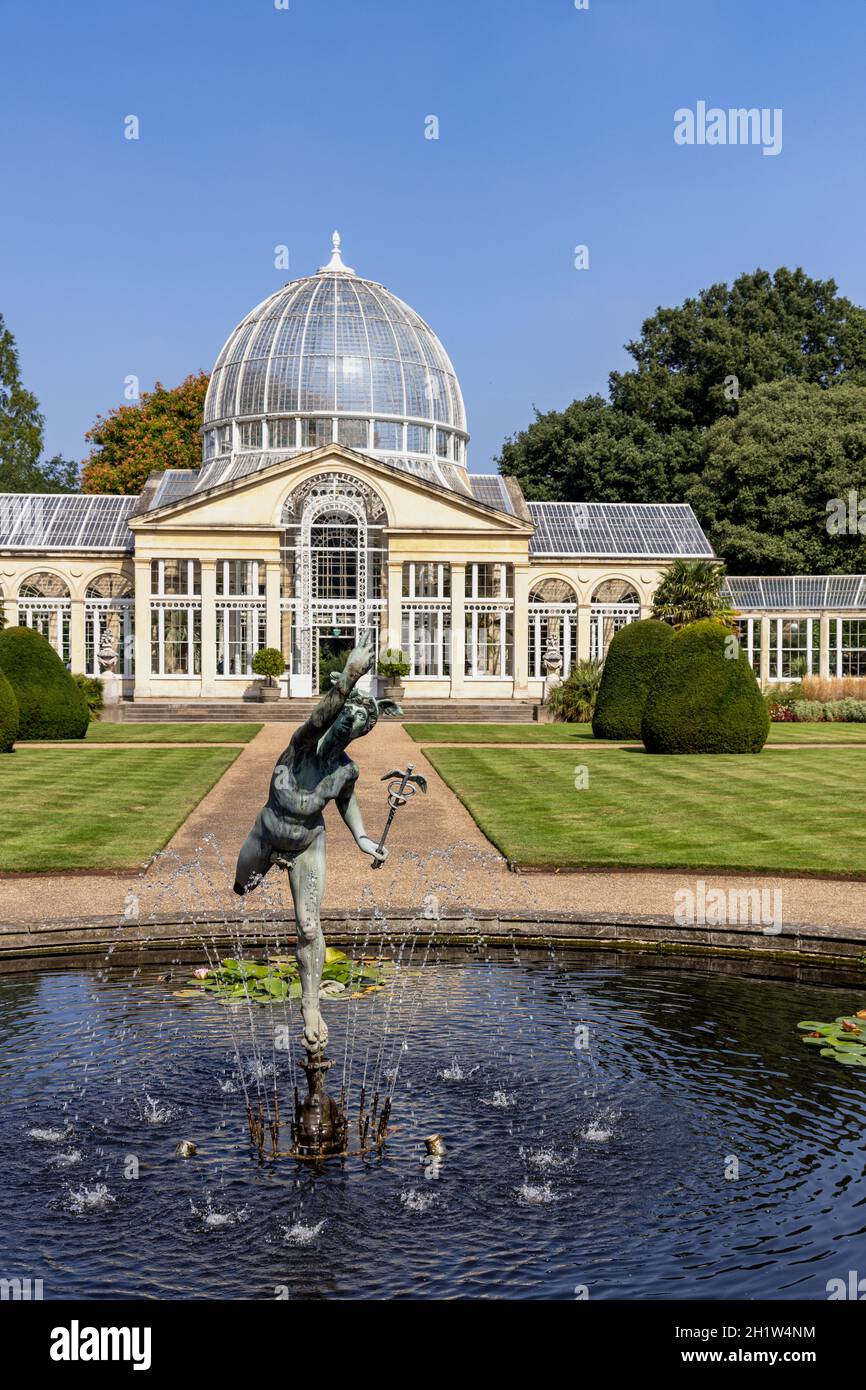 Statue de Mercure ailé et le Grand Conservatoire dans les jardins de Syon House, construit par Charles Fowler en 1826, Syon Park, West London, Angleterre, Royaume-Uni Banque D'Images