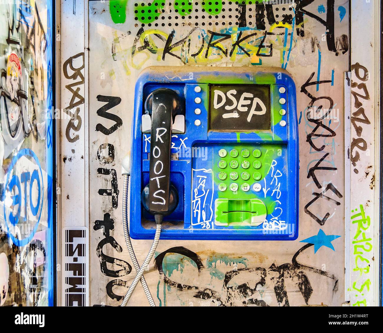 ATHÈNES, GRÈCE, DÉCEMBRE - 2019 - coffre de téléphone peint avec des graffities dans le quartier de plaka, athènes Banque D'Images