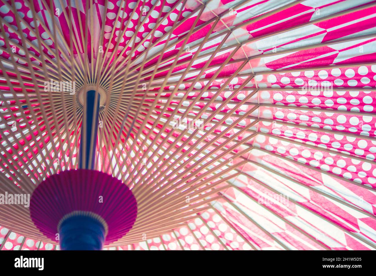 Image du parapluie japonais Red Japan. Lieu de tournage : zone métropolitaine de Tokyo Banque D'Images