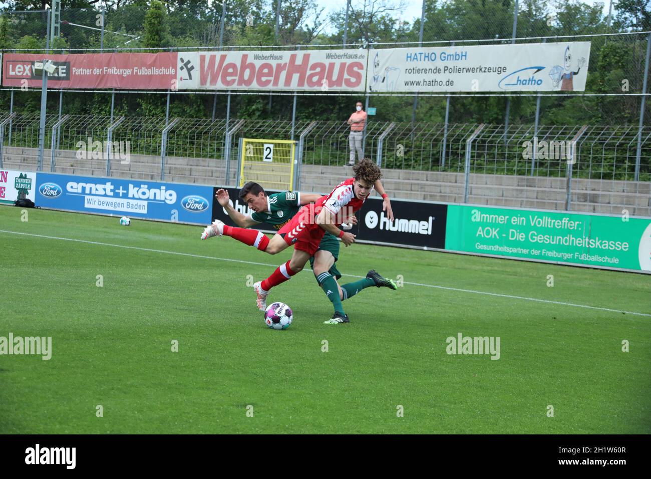 Mit Haken und Ösen wurde gekämpft, hier Stegerer Tim (FC 08 Homburg) im Duell mit Noah Weißhaupt (SC Freiburg II) im Spiel der Fussball-RL SW 20-21: 4 Banque D'Images