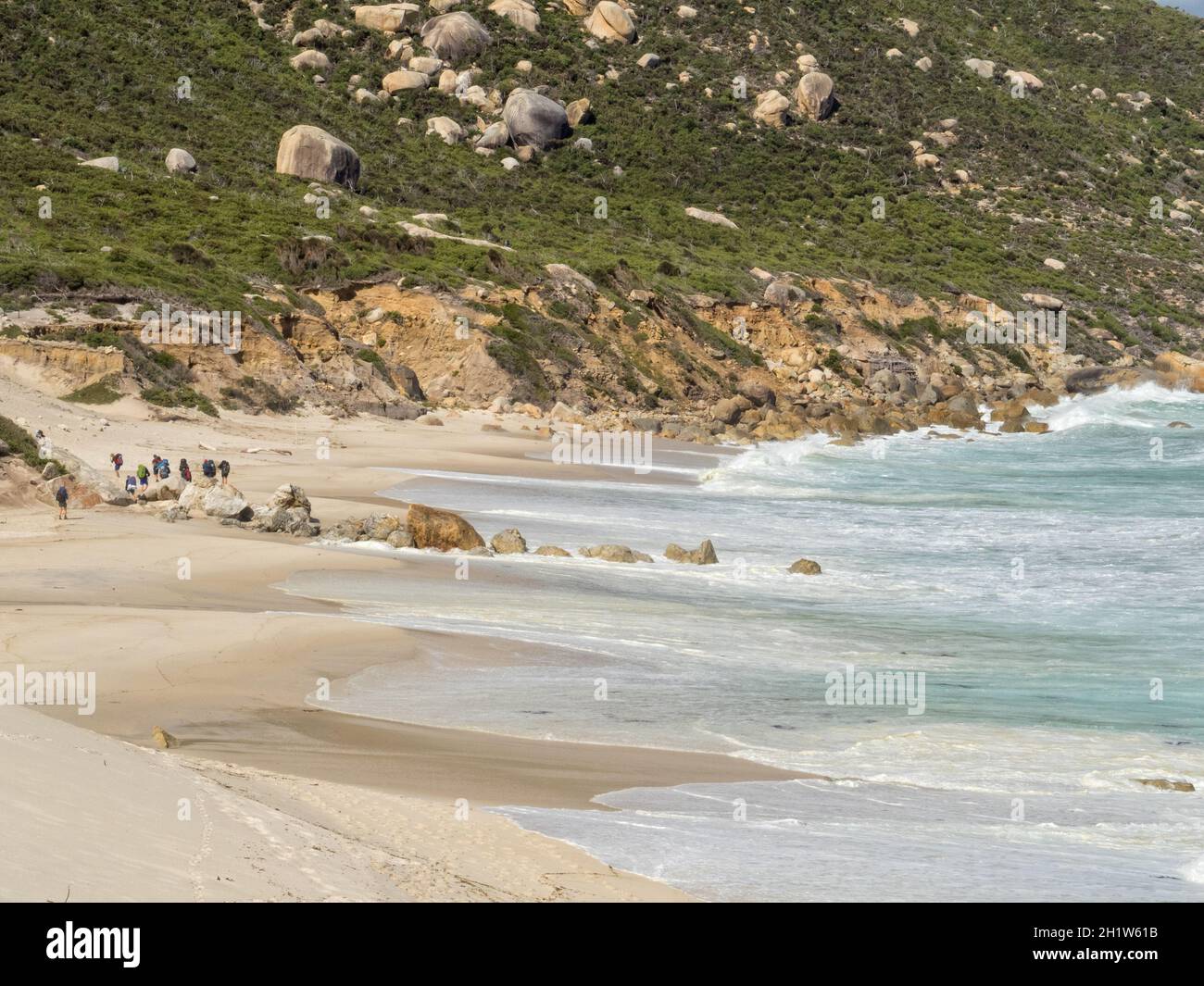 Groupe de randonneurs sur la plage de Little Oberon Bay - Wilsons Promontory, Victoria, Australie Banque D'Images