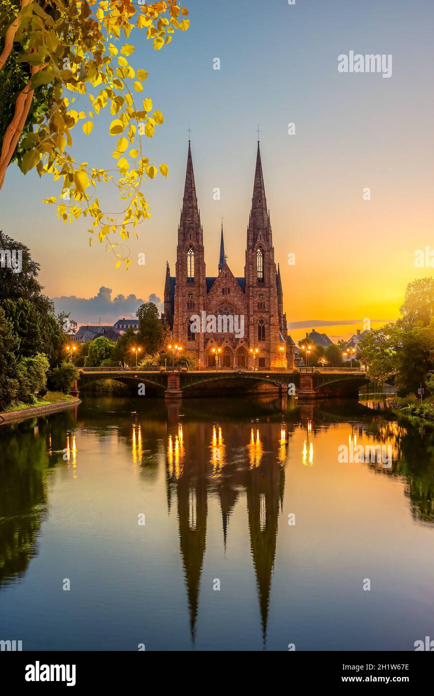 L'Église réformée de saint Paul à Strasbourg au lever du soleil, France Banque D'Images