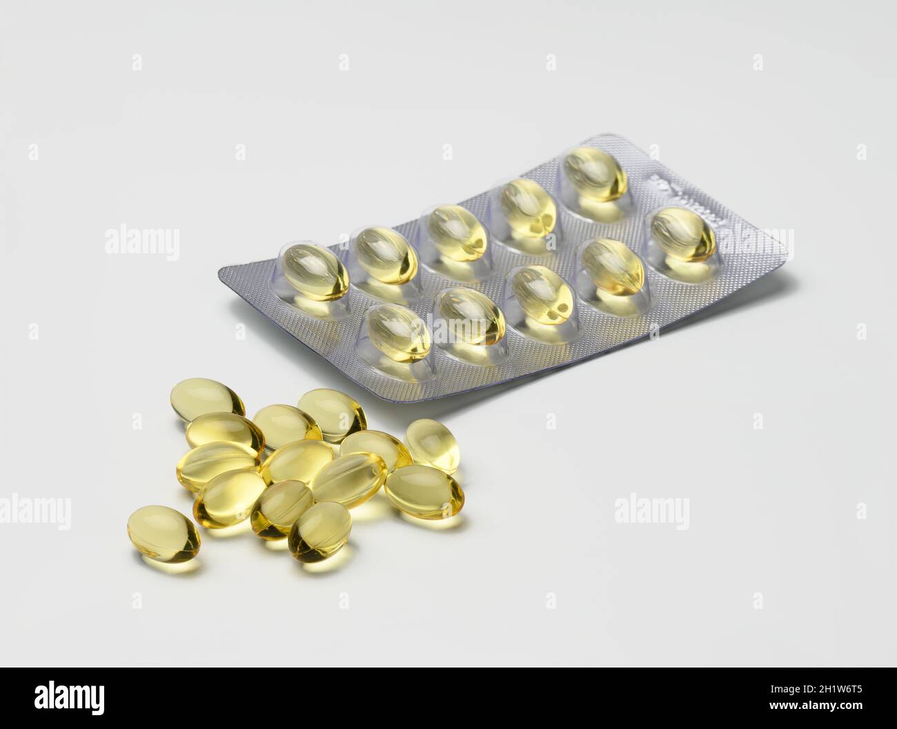 huile de poisson en capsules et blister sur fond blanc, supplément alimentaire pour la santé, gros plan Banque D'Images