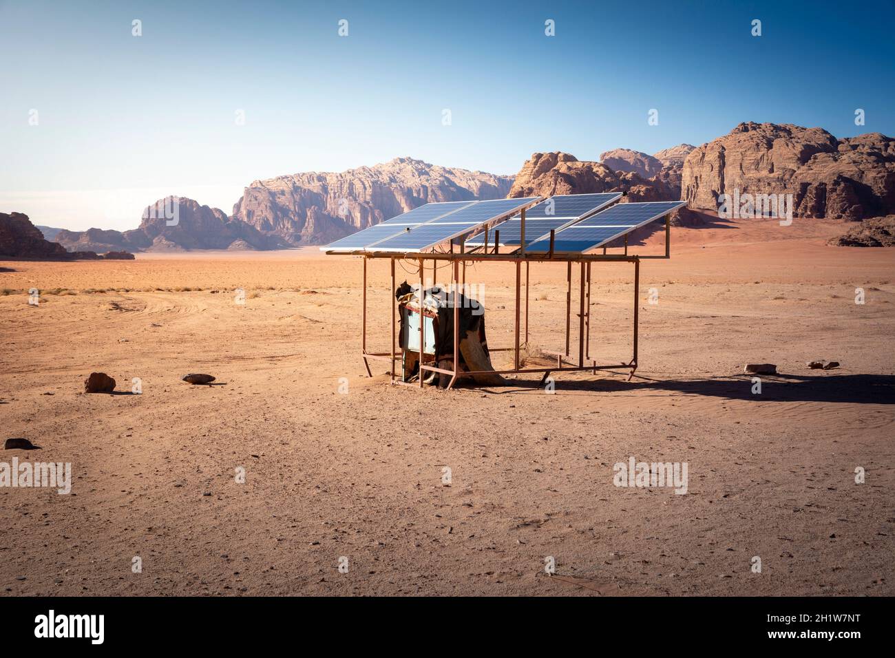 Installation solaire hors réseau et à petite échelle dans le désert Banque D'Images