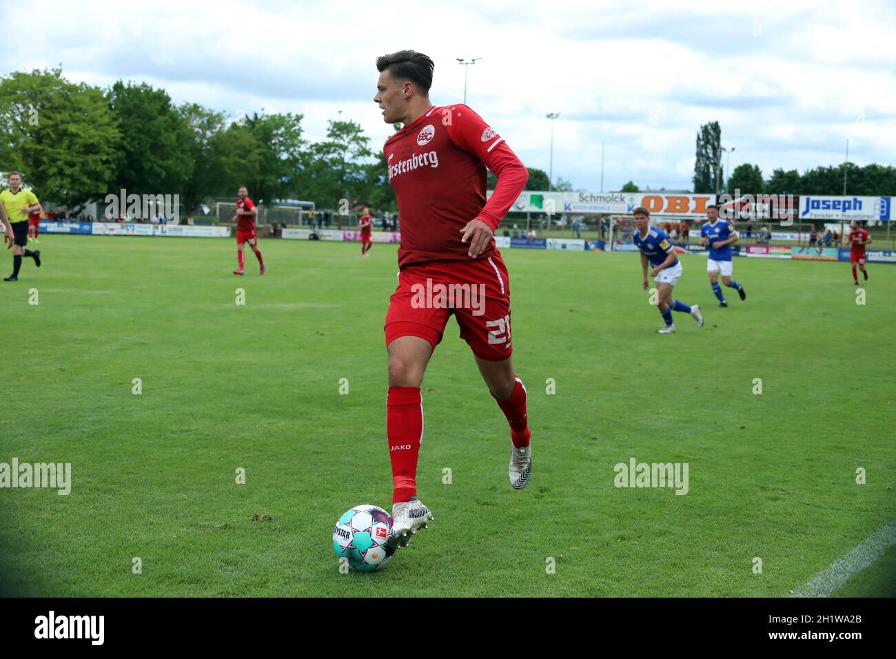 Luca Köbele (Bahlinger SC) mit ball im Spiel der Fussball-RL SW 20-21: 41.Sptg: Bahlinger SC - FK Pirmasens Banque D'Images