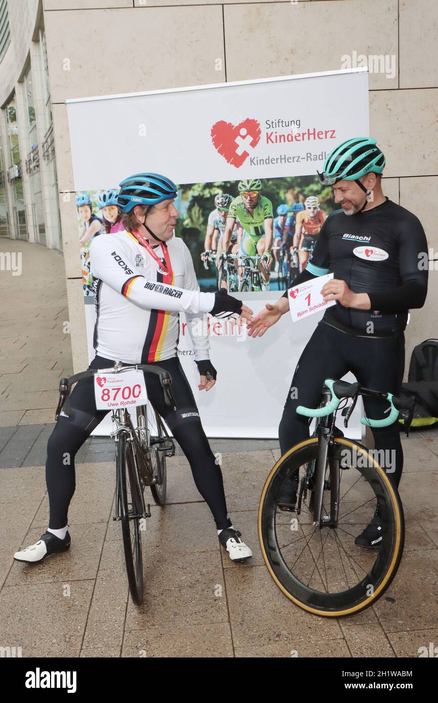 Uwe Rohde, Bjoern Schroeder (Radrennfahrer), presse Start KinderHerz Radtour mit Uwe Rohde, AEZ Hamburg, 26.05.2021 Banque D'Images