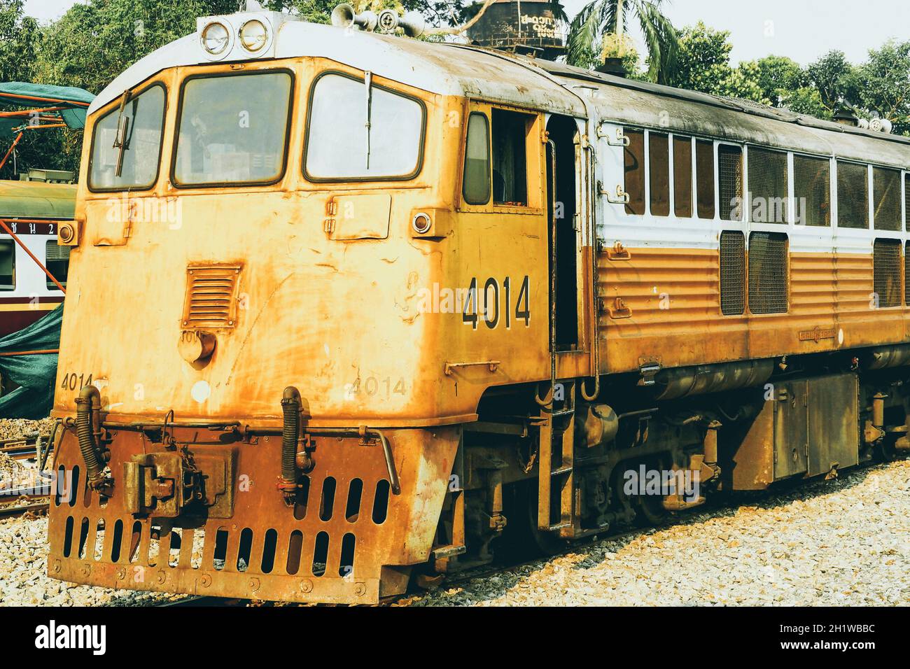 Train Jaune, train de la Thaïlande. Train Jaune procession dirigée par locomotive diesel-électriques sur les voies de la Thaïlande Banque D'Images