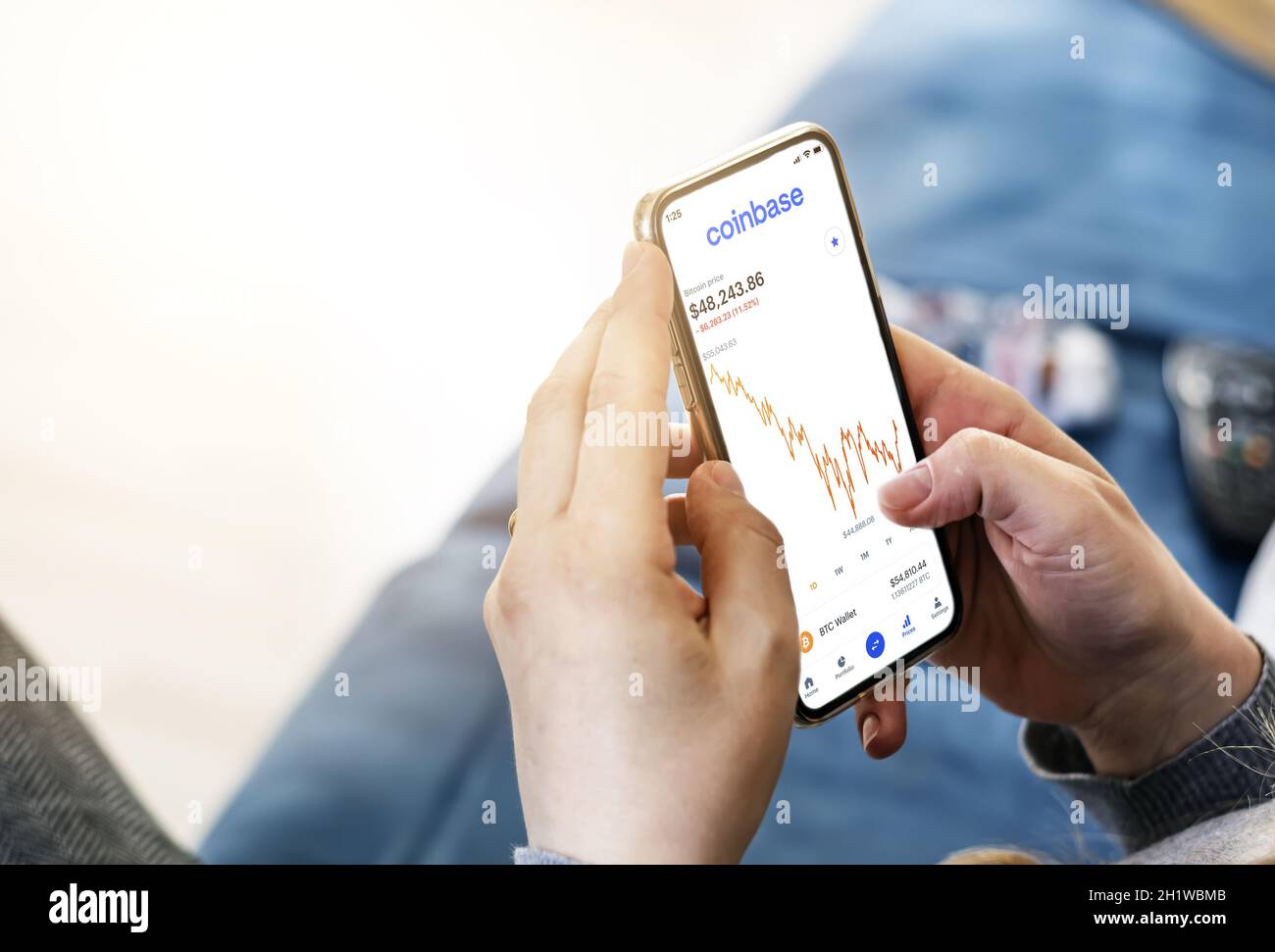 San Francisco, CA, Etats-Unis, avril 7 2021 : une femme vérifie les cotations crypto-monnaies sur son smartphone à l'aide de l'application Coinbase. Affaires et technologie. Exchang Banque D'Images