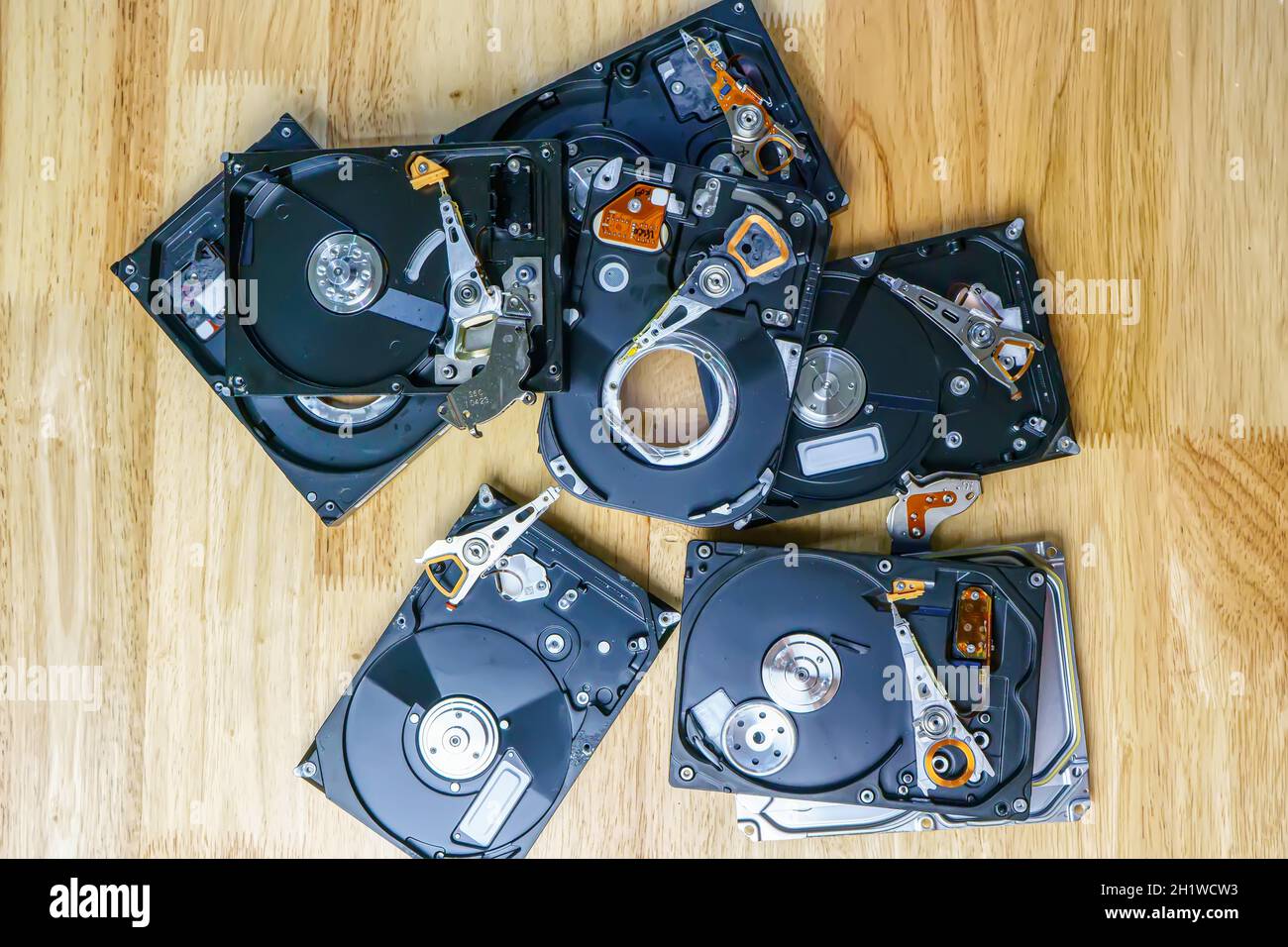 Boîtier amovible pour disque dur pour réparation sur le bureau en bois. Banque D'Images