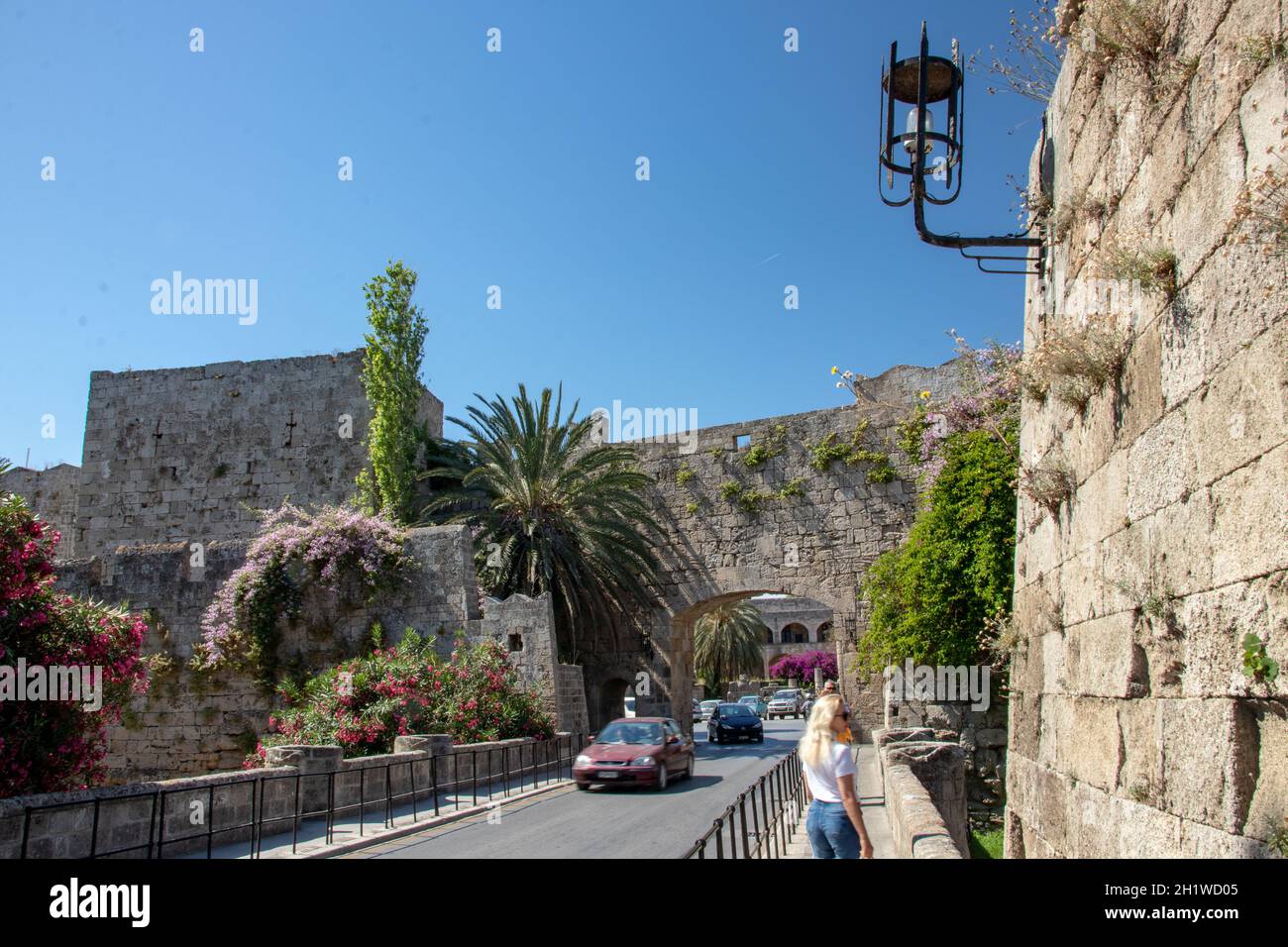 RHODES, Grèce – 07 JUIN 2021. Vue sur les anciens murs médiévaux de la ville de Rhodes, près de la place Hippocrate et du port de Mandraki. Banque D'Images