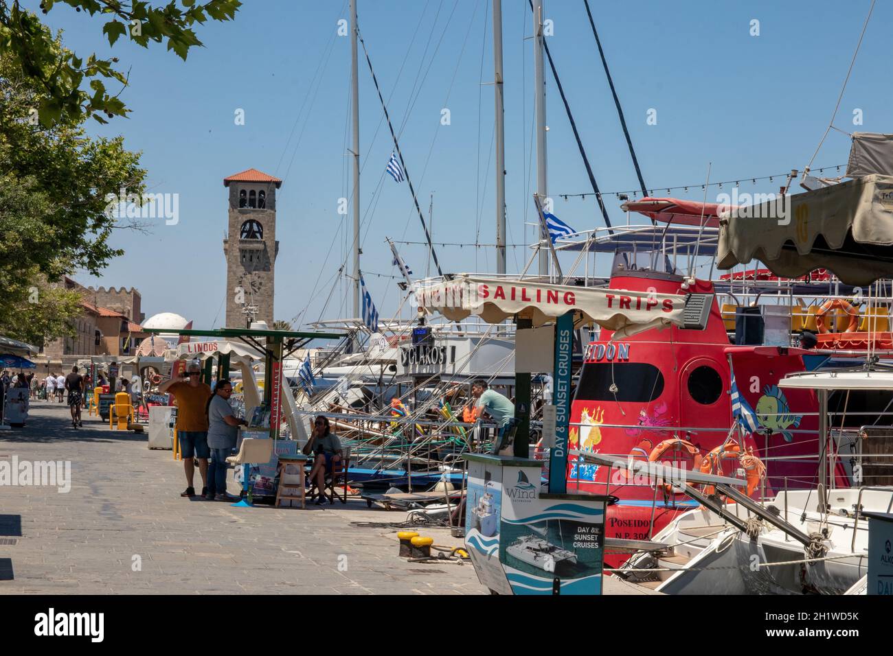 RHODES, Grèce – 07 JUIN 2021. Port de Mandraki à Rhodes avec le clocher de l'église de l'Evangelismos (Annonciation) avec statue de cerf. Banque D'Images