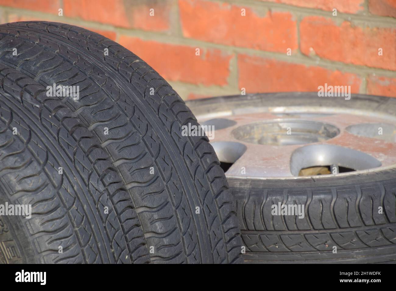 Les quatre roues motrices. Les pneus en caoutchouc. Caoutchouc d'été fixées pour la voiture. Banque D'Images