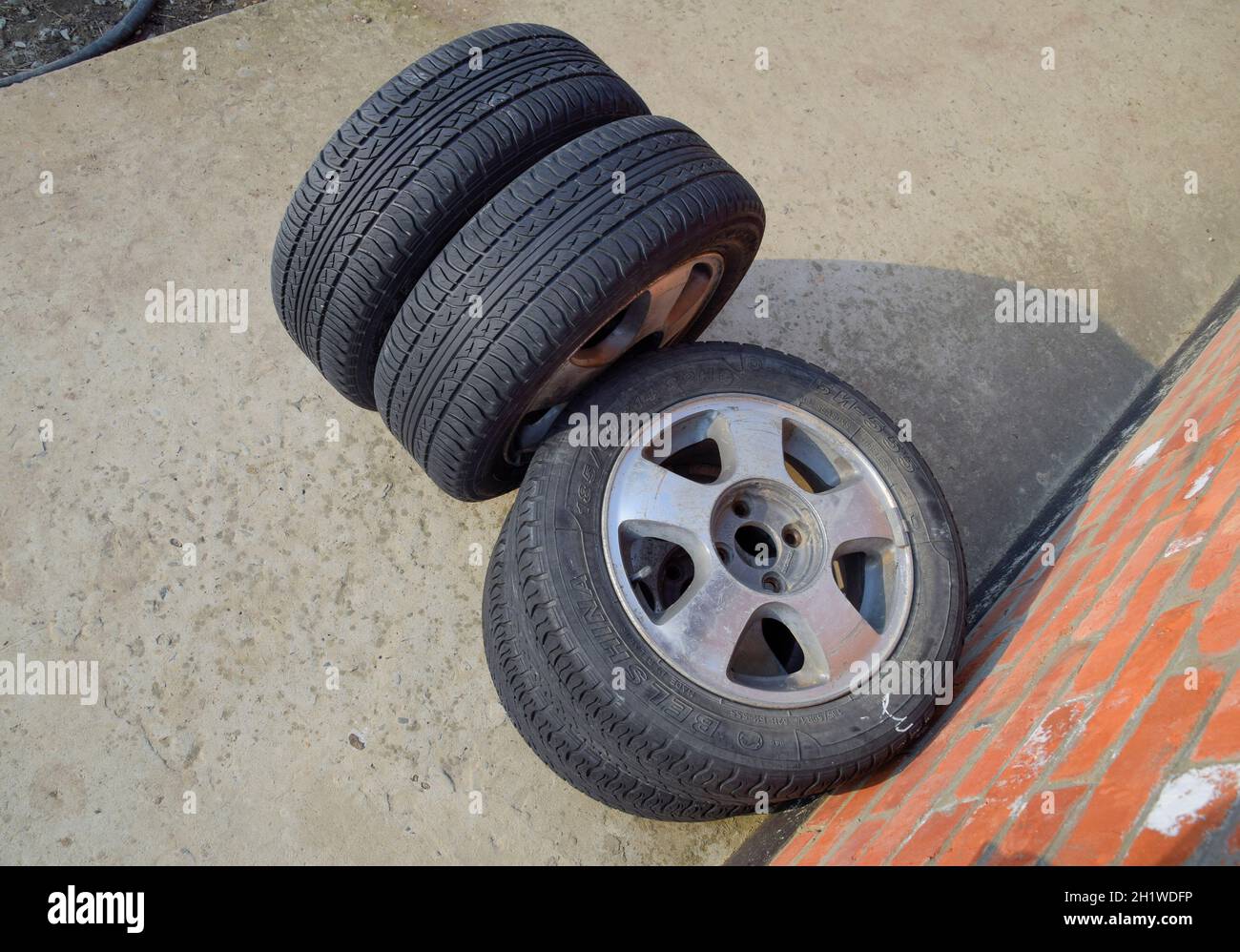 Les quatre roues motrices. Les pneus en caoutchouc. Caoutchouc d'été fixées pour la voiture. Banque D'Images