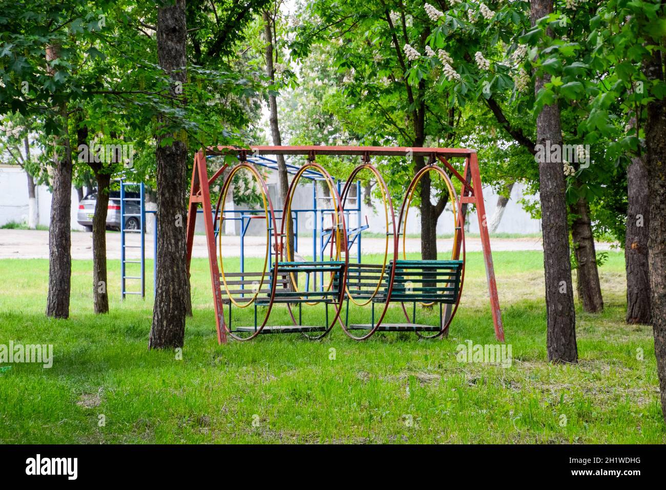 Swing dans le parc. Aire de jeux pour enfants dans le parc. Cycle de rotation Banque D'Images