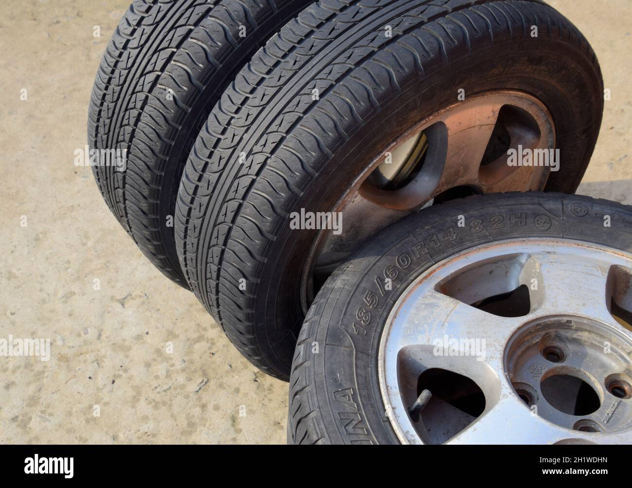 Les quatre roues motrices. Les pneus en caoutchouc. Caoutchouc d'été fixées pour la voiture. Banque D'Images