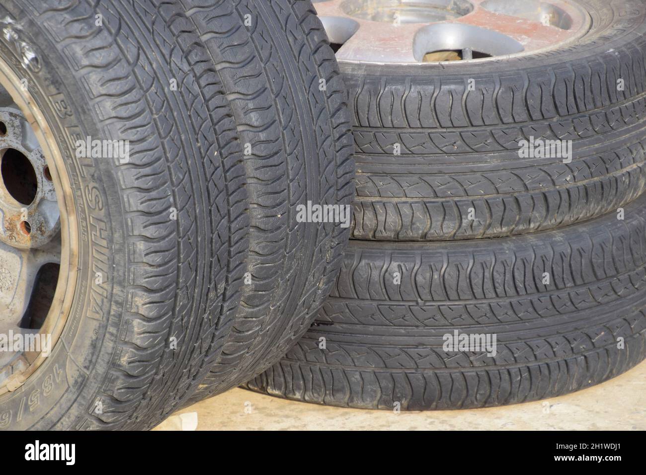 Les quatre roues motrices. Les pneus en caoutchouc. Caoutchouc d'été fixées pour la voiture. Banque D'Images