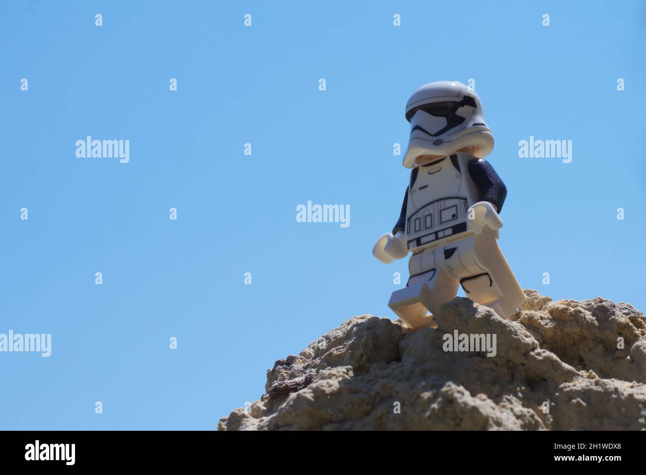 Chernihiv, Ukraine, 13 juillet 2021.Un stormtrooper impérial en plastique de Star Wars contre un fond ciel clair.Vue rapprochée de la mini-figurine.Illustration du Banque D'Images