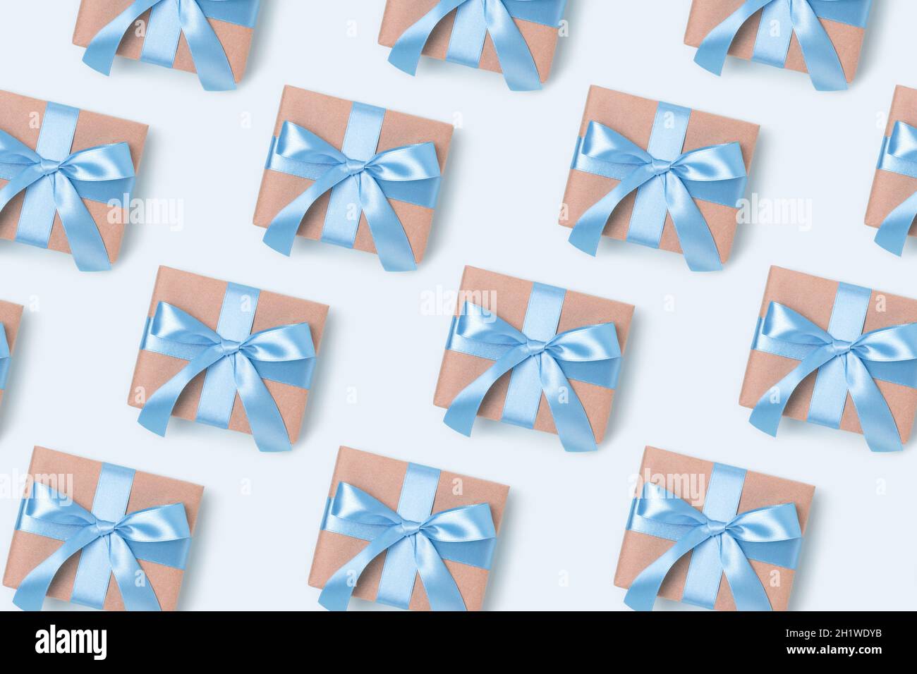 Motif boîtes-cadeaux sur fond bleu.Cadeau attaché avec ruban. Banque D'Images