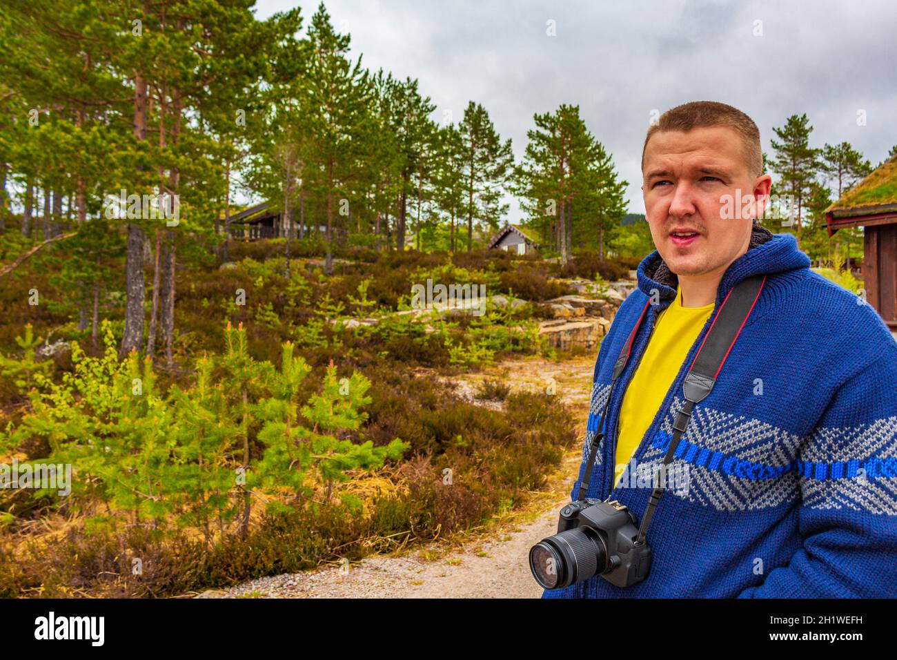 Jeune randonneur avec caméra dans la forêt de montagnes norvégiennes et sentier de randonnée de Treungen à Nissedal Norvège. Banque D'Images