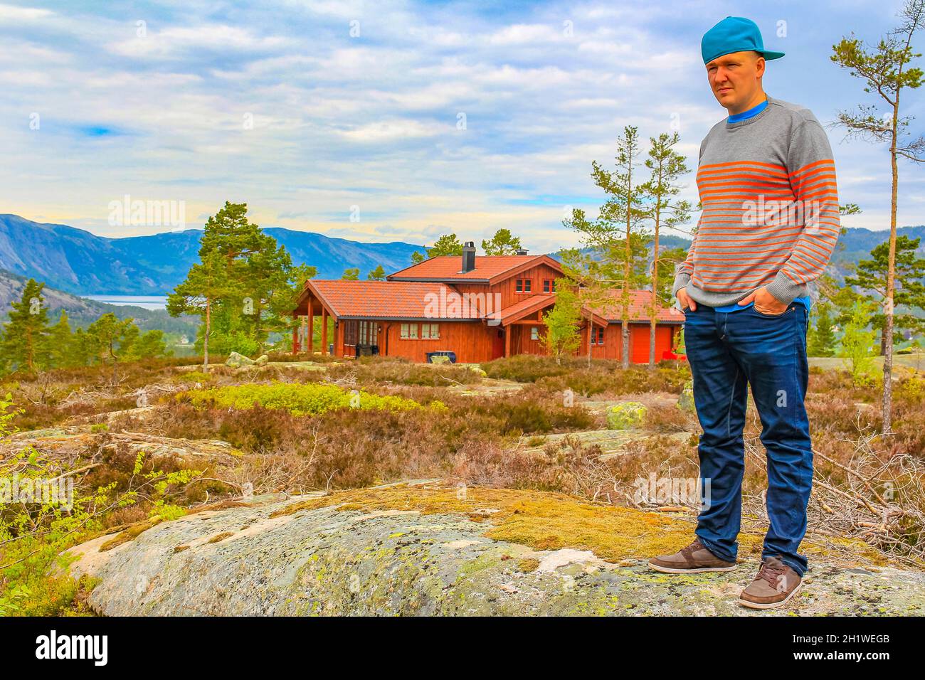 Les jeunes randonneurs regardent le paysage des chalets de montagnes norvégiennes de Treungen à Nissedal Norvège. Banque D'Images