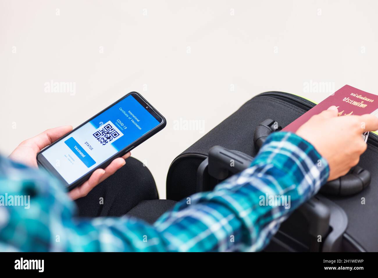 Passeport de vaccination, voyageur détenteur d'un passeport sanitaire de certification de vaccination sur l'application smartphone à l'aéroport avant d'embarquer dans l'avion pendant coro Banque D'Images