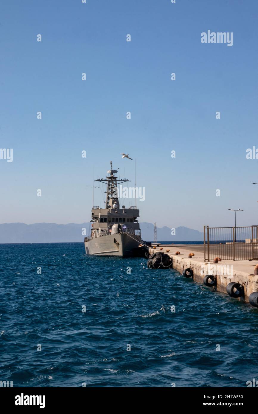 Un chasseur de patrouille de la Marine hellénique dans le port de Rhodes contre le ciel bleu. Continent turc en arrière-plan. Banque D'Images