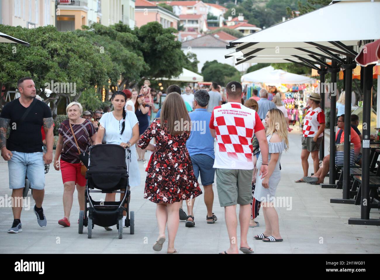 Nach der 3:5 Niederlage BEI der Fussball-EM im Achtelfinale Kroatien vs  Spanien flananieren die kroatischen fans noch durch Emilia Geistliche von  Baska Photo Stock - Alamy
