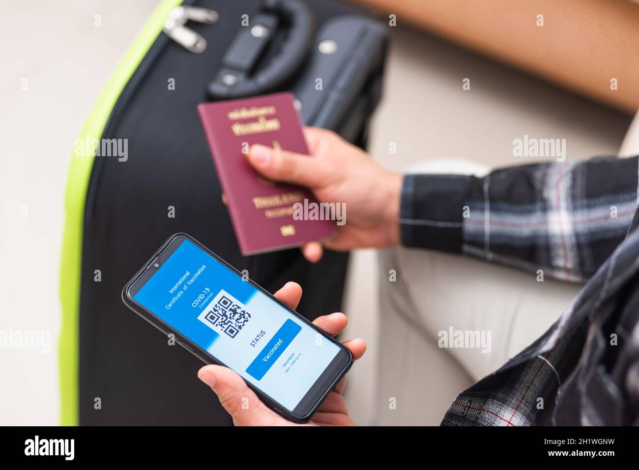 Passeport de vaccination, voyageur détenteur d'un passeport sanitaire de certification de vaccination sur l'application smartphone à l'aéroport avant d'embarquer dans l'avion pendant coro Banque D'Images