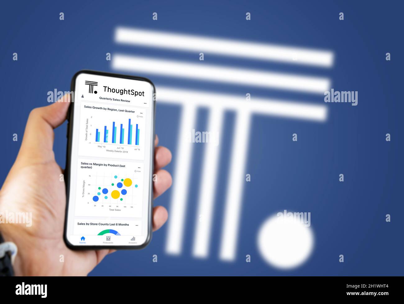 San Francisco, CA, USA, juillet 2021 : une main tenant un téléphone avec l'application ThoughtSpot à l'écran. Fond bleu avec flou ThoughtSpot est un ameri Banque D'Images