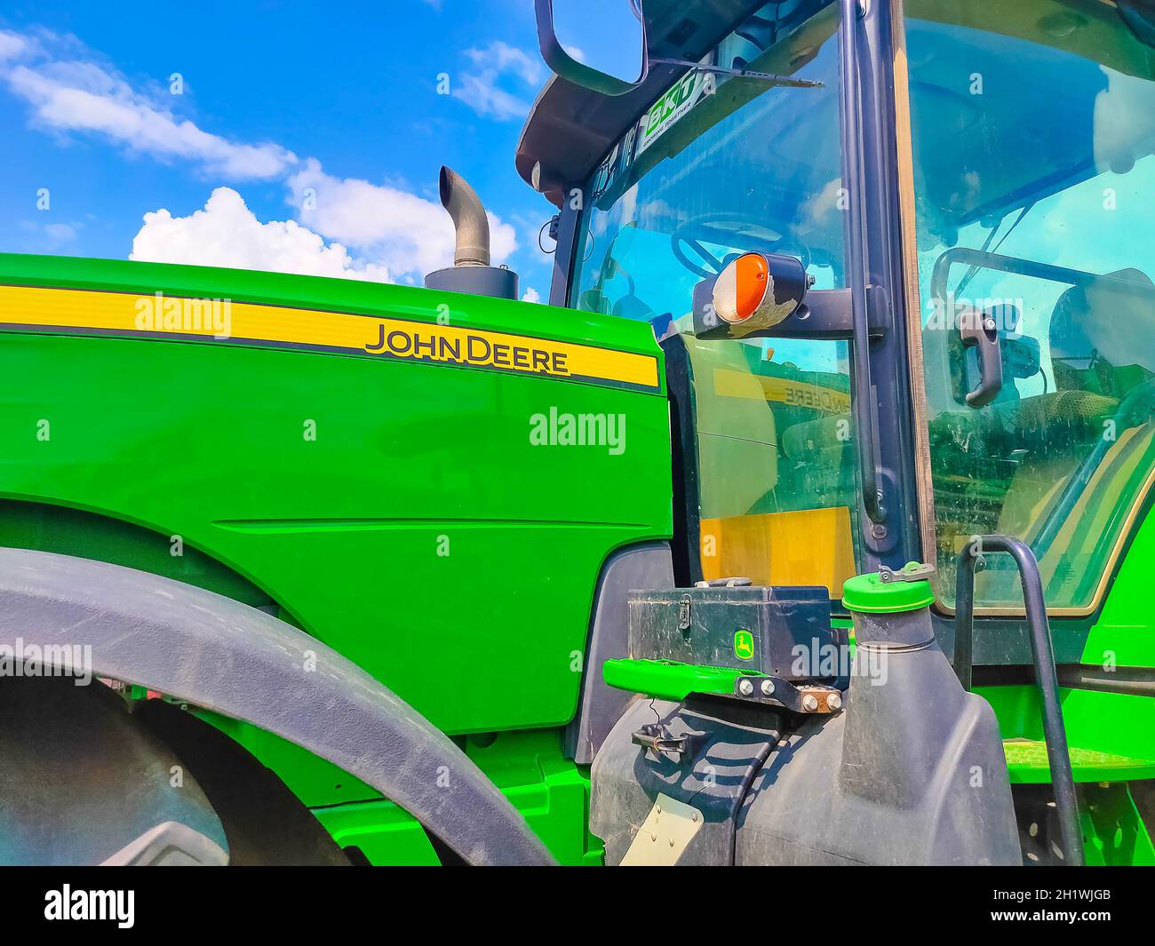 Kiev, Ukraine - 16 juin 2020 : le puissant tracteur John Deere 8335R à Kiev, Ukraine, le 16 juin 2020 Banque D'Images