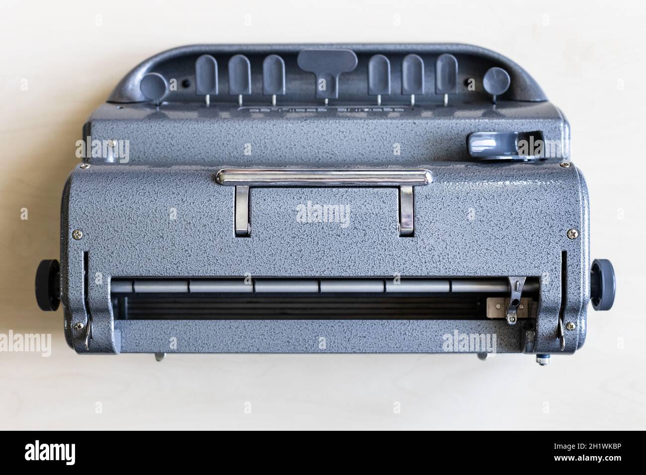 Moscou, Russie - 5 juin 2021 : vue de dessus de Perkins Brailler, machine à écrire en braille. Le premier Perkins Brailler a été produit en 1951 par David Abra Banque D'Images