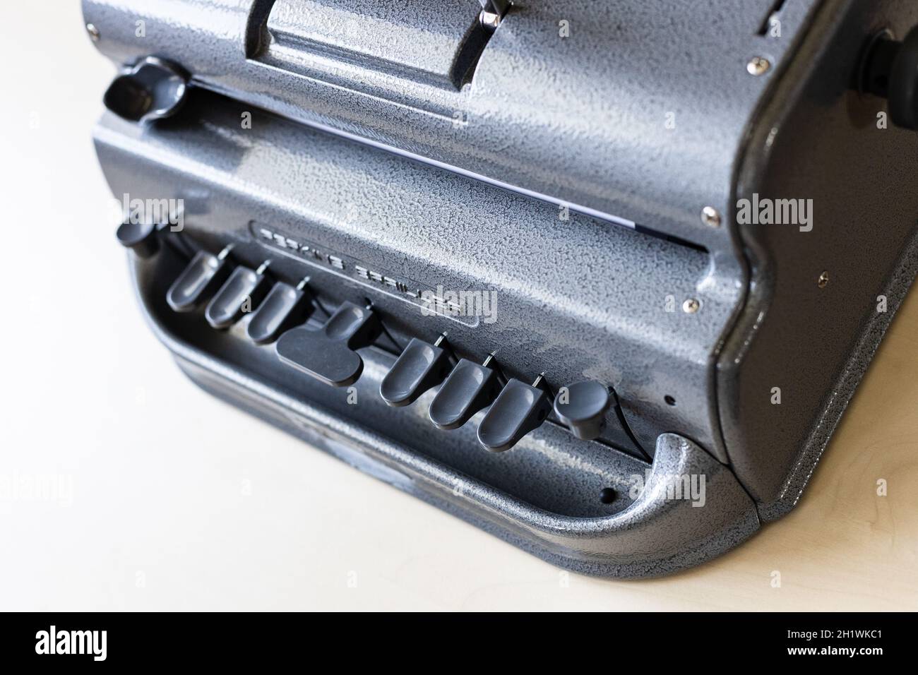 Moscou, Russie - 5 juin 2021 : clavier de Perkins Brailler, machine à écrire en braille. Le premier Perkins Brailler a été produit en 1951 par David Abra Banque D'Images