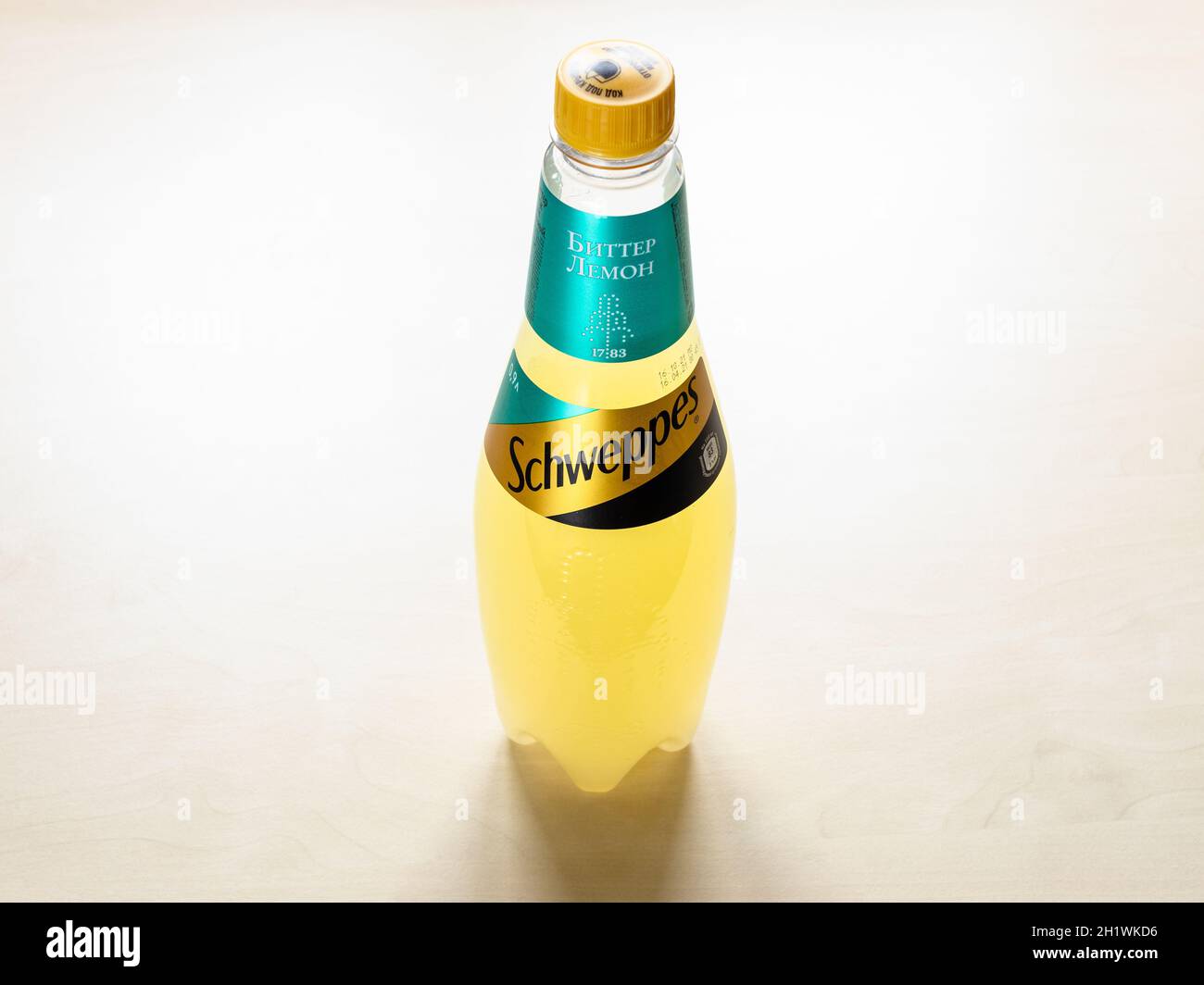 MOSCOU, RUSSIE - 10 JUIN 2021 : bouteille en plastique de Schweppes amère de citron sur un panneau marron clair. Schweppes a présenté sa marque de Banque D'Images