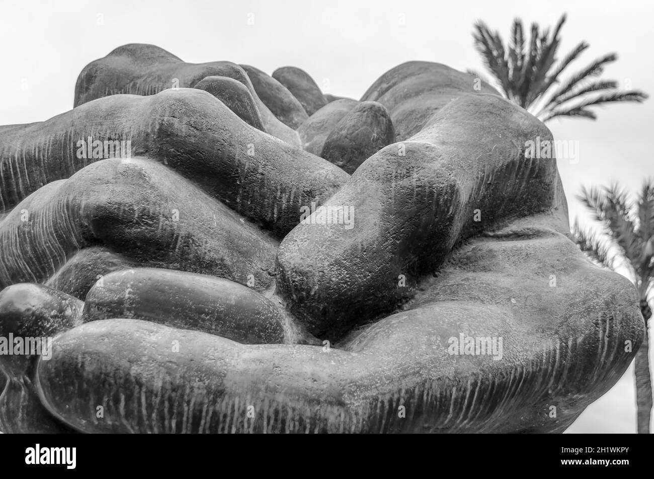ELCHE, ESPAGNE - 29 DÉCEMBRE 2018: Statue 'Homenaje al datilero' ('hommage au palmier de la date'), représentant les mains qui offrent des dates, travail de l'ar Banque D'Images