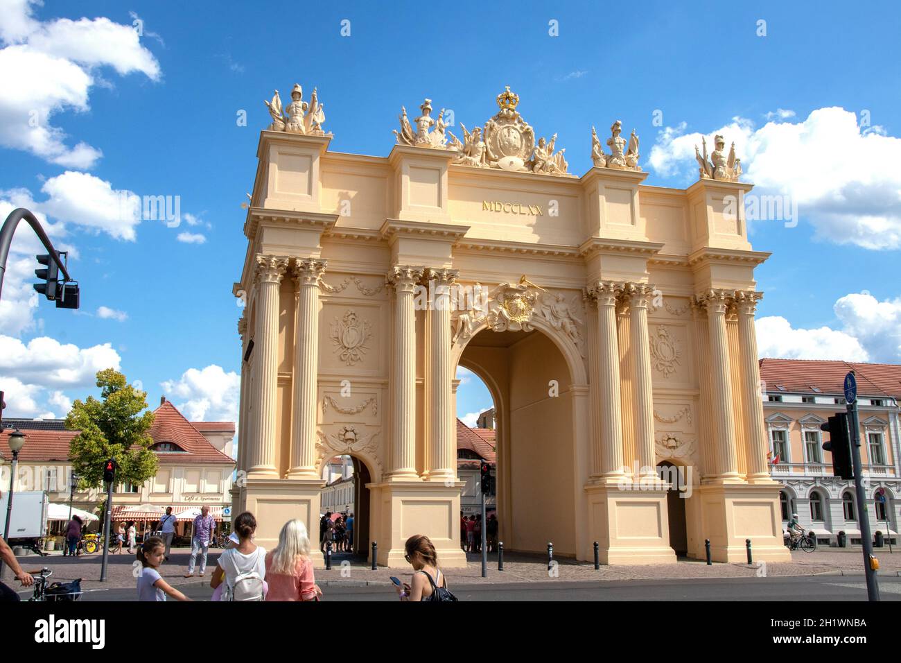 Potsdam, Allemagne - 08 AOÛT 2019. La porte de Brandebourg sur Louisenplatz, dans la capitale du Brandebourg, se trouve à l'extrémité ouest de Brandenburger Straße. Banque D'Images