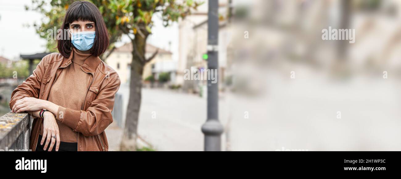 La fille porte un masque, une image de bannière avec un espace de copie Banque D'Images