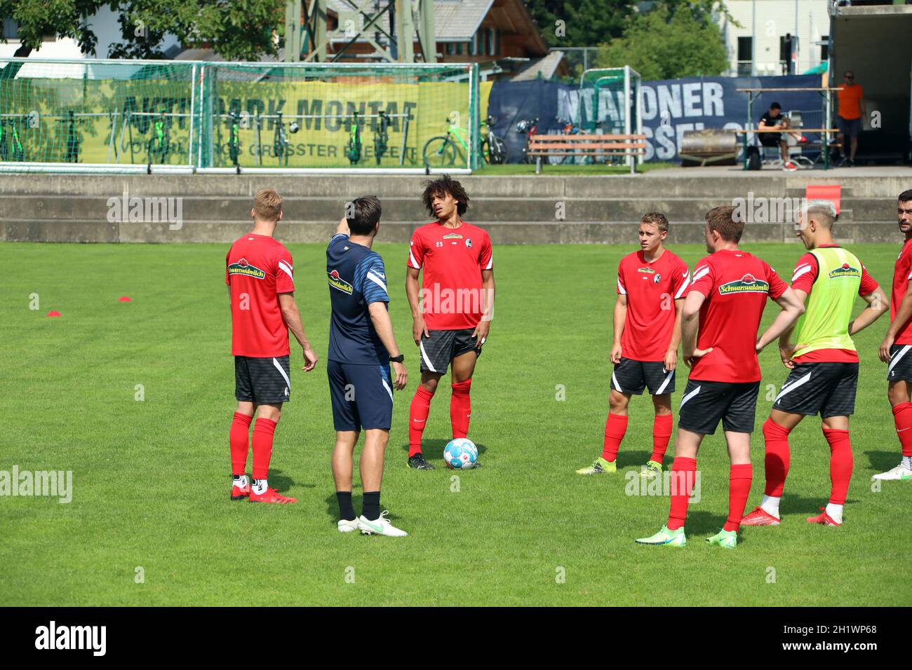 Florian Bruns (co-formateur) erklärt eine Übung, Kiliann Sildillia (Freiburg) und die weiteren Freiburger Spieler hören gespannt zu im Trainingslager SC Banque D'Images