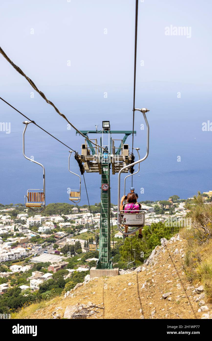 Capri Island, Italie - 28 juin 2021 : télésiège à Monte Solaro, vue sur les chaises hautes avec les touristes Banque D'Images