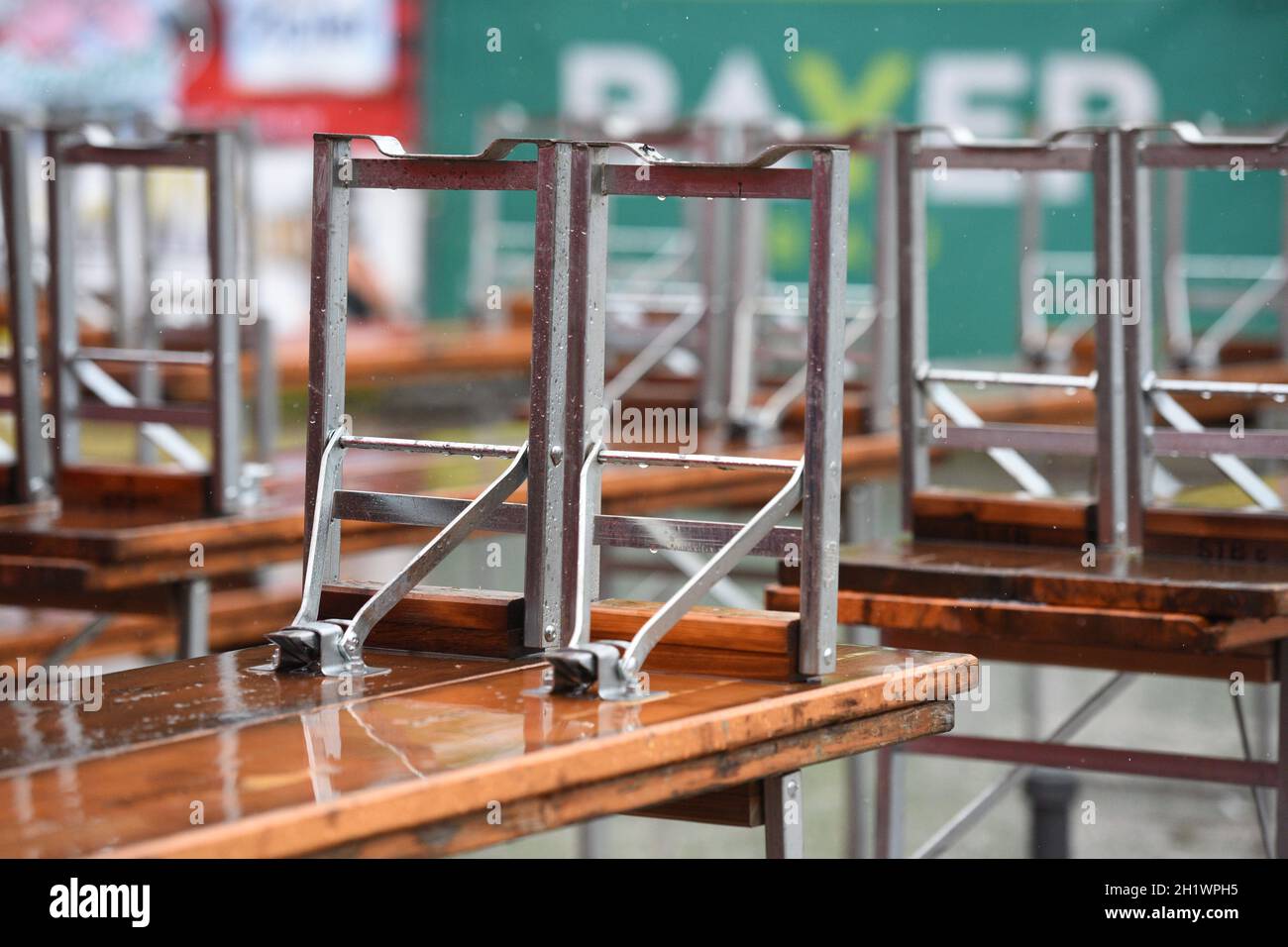 Leere Biertische und Bänke in Oberösterreich, Österreich, Europa - tables de bière vides et bancs avant un festival en plein air en haute-Autriche, en Allemagne Banque D'Images