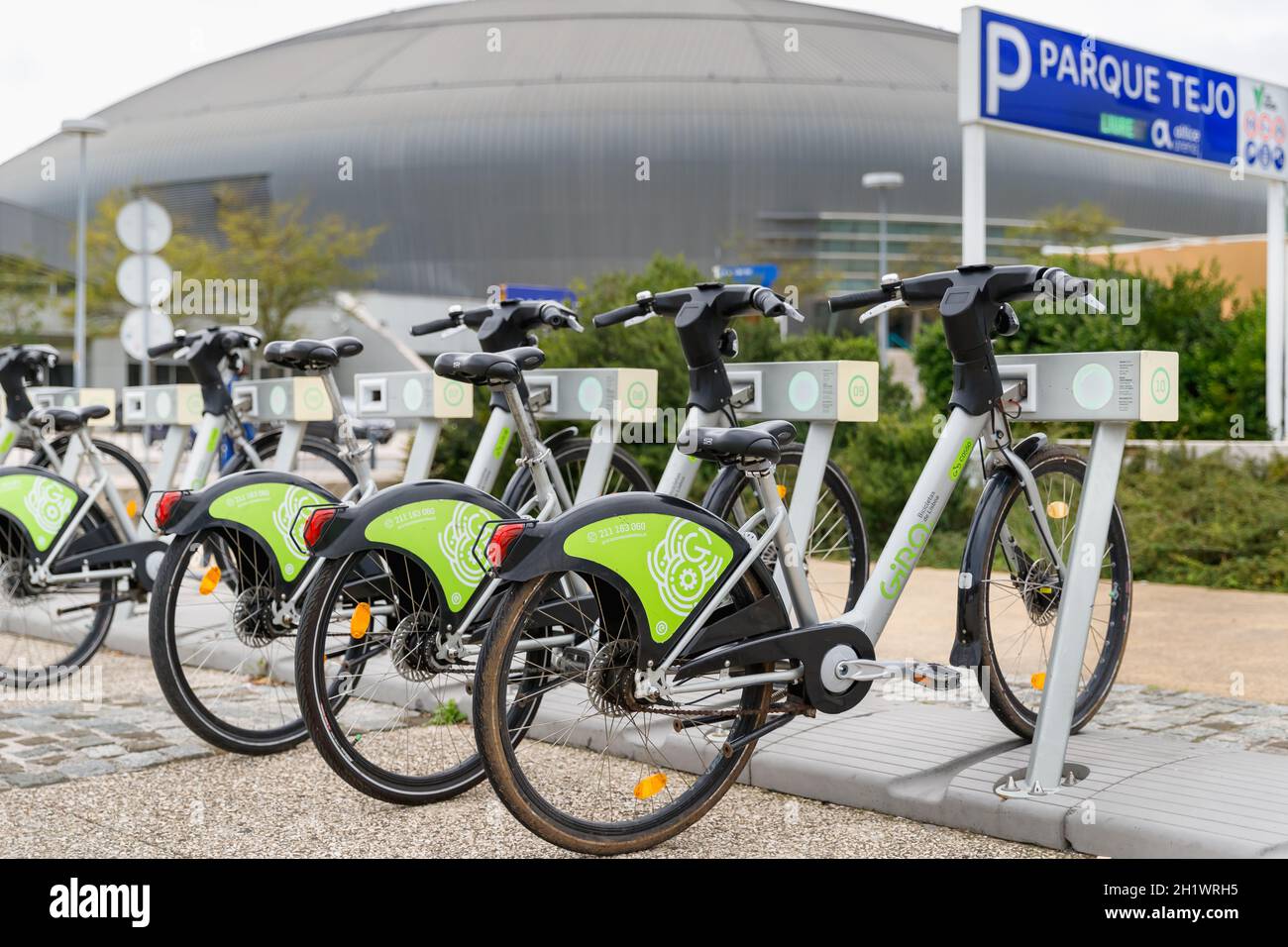 Lisbonne, Portugal - 27 octobre 2020 : gros plan des vélos de partage public de GIRA dans le quartier EXPO de Lisbonne, le jour de l'automne Banque D'Images